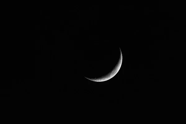 왁 싱 초승달. 검은 배경에 젊은 달 — 스톡 사진