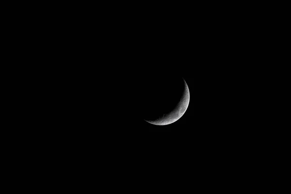 Воск полумесяца. Молодая луна на черном фоне — стоковое фото