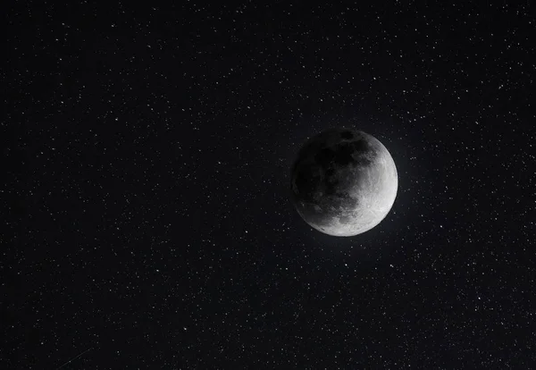 Луна на звездном небе — стоковое фото