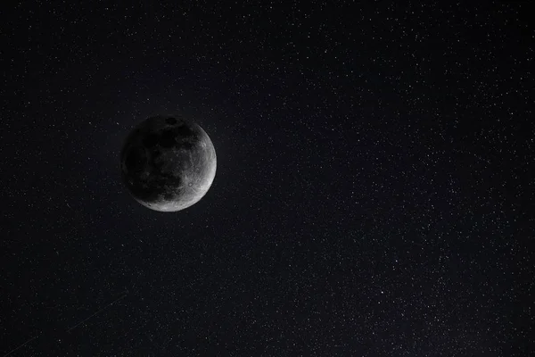 Луна на звездном небе — стоковое фото