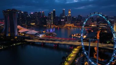 Singapur Skyline ve Marina Bay gökdelenler görünümü. Singapur Konumlar Manzara, gece aydınlatma.