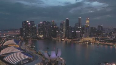 Singapur Skyline ve Marina Bay gökdelenler görünümü. Manzara Singapur Konumlar, gece aydınlatma. (Günlük formatında video)
