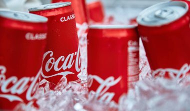Buz içinde Coca-Cola kutuları. Popüler alkolsüz içecek. 18.01.2019 Türkiye