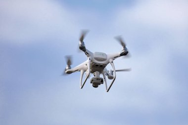 Phantom 4 Pro drone uçuş. Düşen ve radyo sinyalinden zarar gören drone.