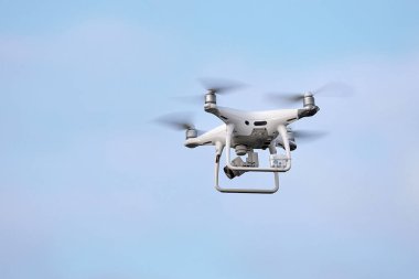 Phantom 4 Pro drone uçuş. Düşen ve radyo sinyalinden zarar gören drone.