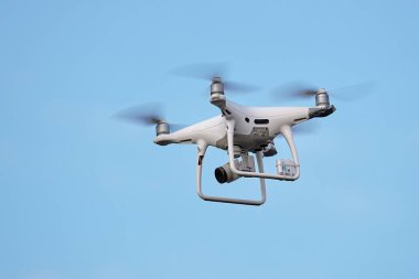 Phantom 4 Pro drone uçuş. Düşen ve radyo sinyalinden zarar gören drone.