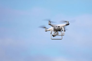 Phantom 4 Pro drone uçuş. Düşen ve radyo sinyalinden zarar gören drone.