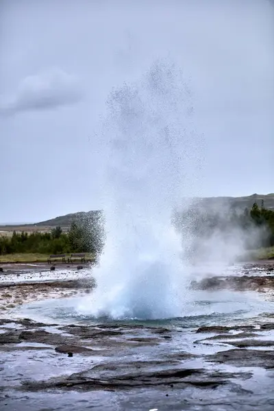 Strokkur Geysir geyser on the south west Iceland. Famous tourist attraction. — Stock Photo, Image