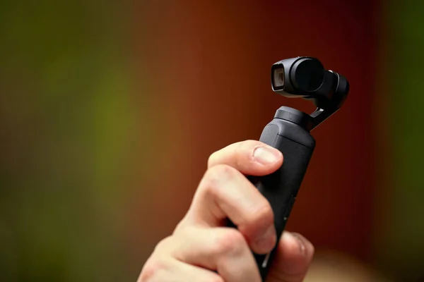 DJI Osmo Pocket cámara de cardán en la mano. 30.12.18 Bali, Indonesia — Foto de Stock