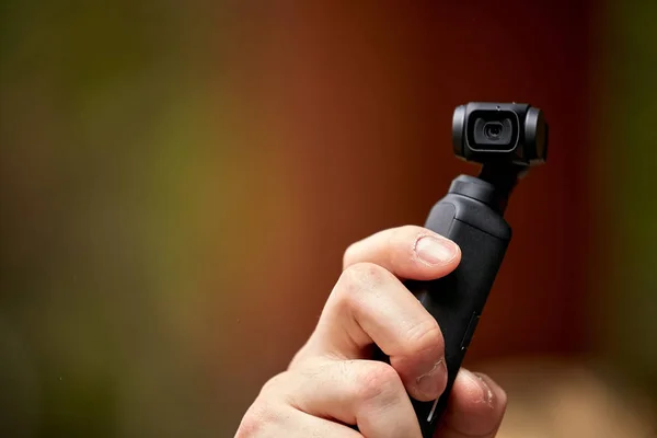 DJI Osmo Pocket cámara de cardán en la mano. 30.12.18 Bali, Indonesia — Foto de Stock