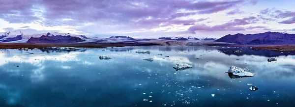 Vista aérea panorâmica da lagoa Glaciar na Islândia durante o nascer do sol — Fotografia de Stock