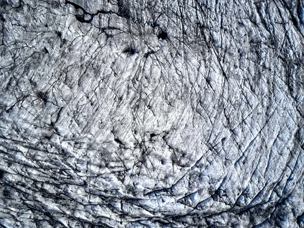 Widok z lotu ptaka na lodowiec z góry, lód i popioły wulkanu — Zdjęcie stockowe