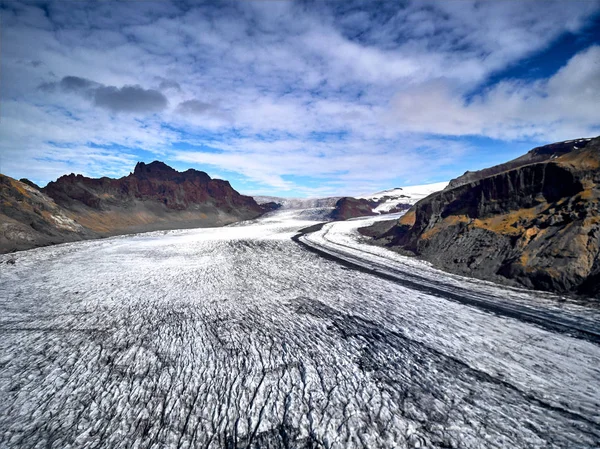 Vue aérienne du glacier d'en haut, glace et cendres du volcan — Photo