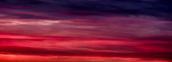 Colorido atardecer con nubes por la noche. Naturaleza abstracta — Foto de Stock