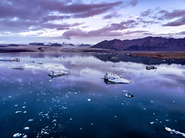 Gündoğumu sırasında Izlanda 'da buzul lagünü havadan görünümü — Stok fotoğraf