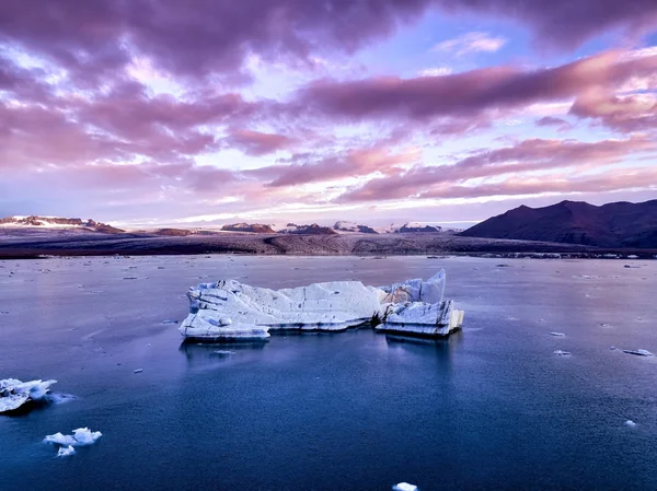 일출 동안 아이슬란드의 빙하 석호의 공중 보기. 얼음 — 스톡 사진