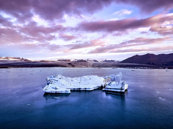 日出时冰岛冰川泻湖的鸟瞰图。冰 — 图库照片