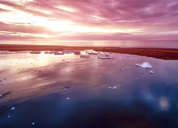 Vista aérea da lagoa Glaciar na Islândia durante o nascer do sol — Fotografia de Stock