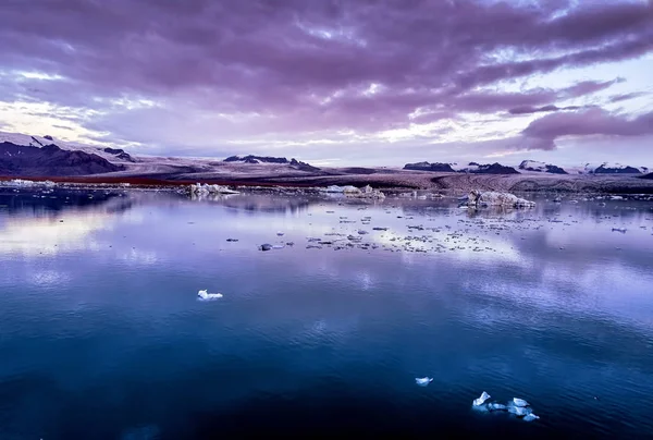 Vista aérea de la laguna del glaciar en Islandia durante el amanecer —  Fotos de Stock