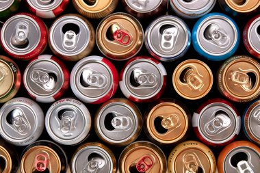 Geri dönüşüm için boş alüminyum içecek kutular. 