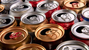 Geri dönüşüm için boş alüminyum içecek kutular. 