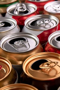 Geri dönüşüm için boş alüminyum içecek kutular. 