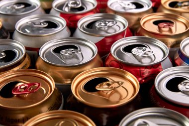 Geri dönüşüm için boş alüminyum içecek kutular. 