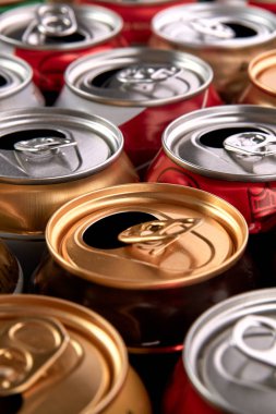 Geri dönüşüm için boş alüminyum içecek kutular. 