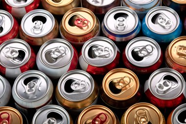 Geri dönüşüm için boş alüminyum içecek kutular. 