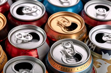 Geri dönüşüm için boş alüminyum içecek kutular. 