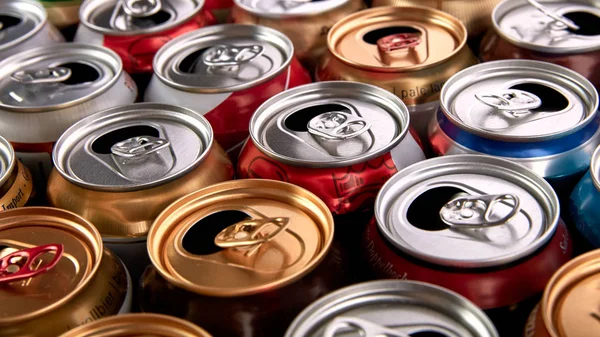 Latas vazias de bebidas de alumínio para reciclagem . — Fotografia de Stock