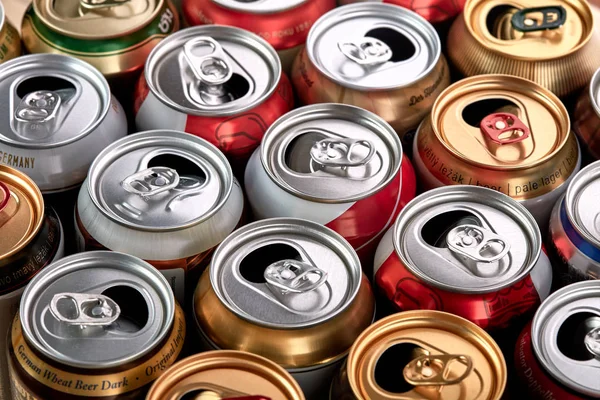 Boîtes de boissons en aluminium vides pour recyclage . — Photo