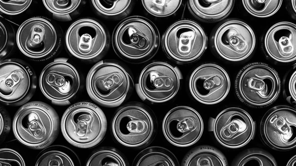 Latas vazias de bebidas de alumínio para reciclagem . — Fotografia de Stock