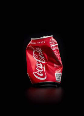Buruşuk Coca Cola siyah arka plan üzerinde olabilir. Coca Cola içecekler 