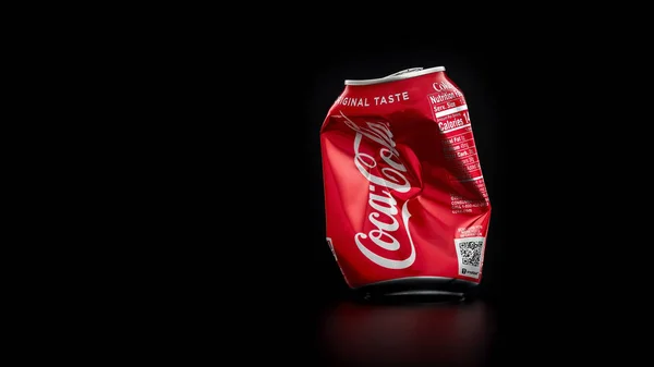 在黑色背景上，可口可乐罐被压碎。可口可乐饮料 — 图库照片
