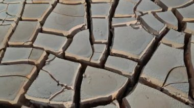 Çöl. Yerdeki güzel çatlakların havadan görünümü. doku, derin çatlak. Isı ve kuraklığın etkileri. küresel ısınmanın etkileri. çatlak çöl manzara (hiçbir renk derecelendirme video)