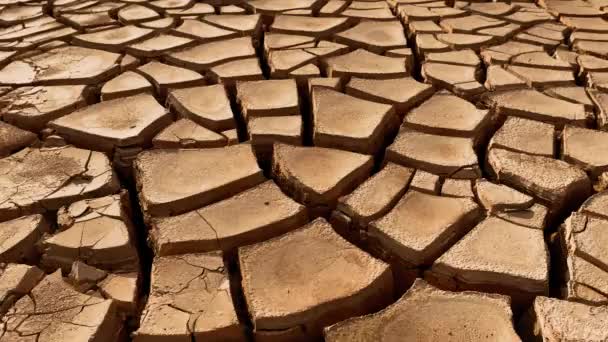 砂漠。地面の美しい亀裂の航空写真。テクスチャ, 深い亀裂. — ストック動画