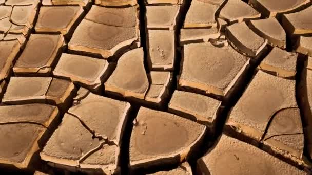 Woestijn. Luchtfoto van een mooie scheuren in de grond. textuur, diepe crack. — Stockvideo