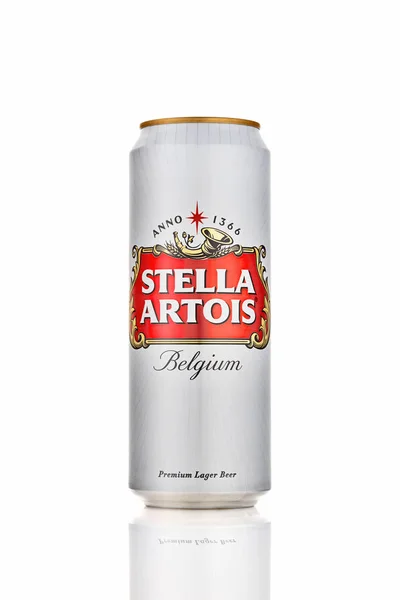 Lata blanca de gran cerveza de Bélgica - Stella Artois - sobre fondo blanco . — Foto de Stock