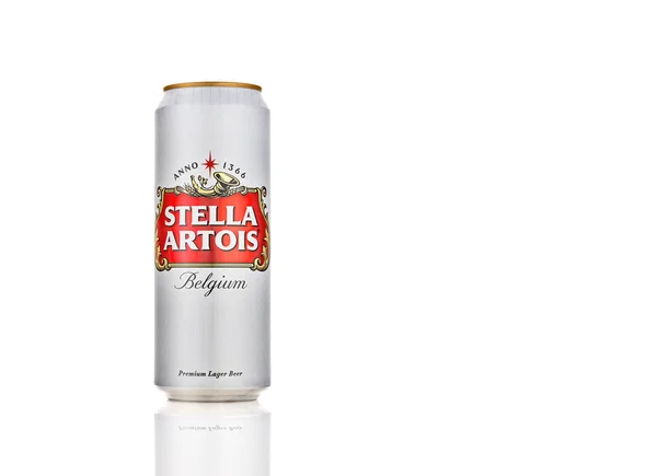 Lata blanca de gran cerveza de Bélgica - Stella Artois - sobre fondo blanco . — Foto de Stock