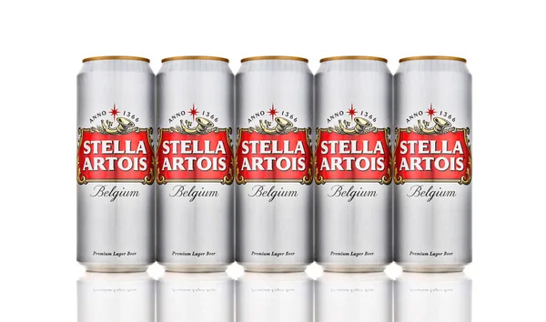 Witte blikjes van groot Belgisch bier-Stella Artois-op witte achtergrond. — Stockfoto