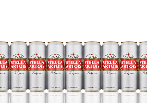 Witte blikjes van groot Belgisch bier-Stella Artois-op witte achtergrond. — Stockfoto