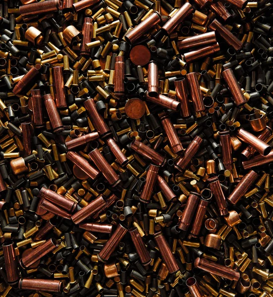 Siyah zeminde farklı boyutta mermi kabukları. Savaş kavramı.