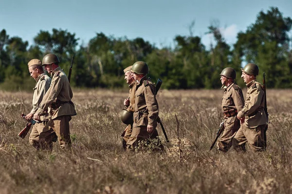 Soldados del Ejército Rojo. Reconstrucción histórica militar — Foto de Stock