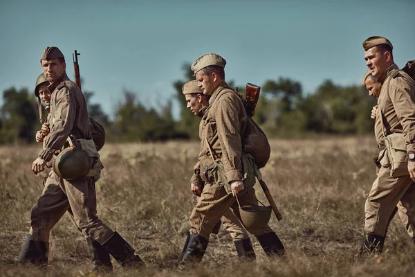 Soldados del Ejército Rojo. Reconstrucción histórica militar — Foto de Stock