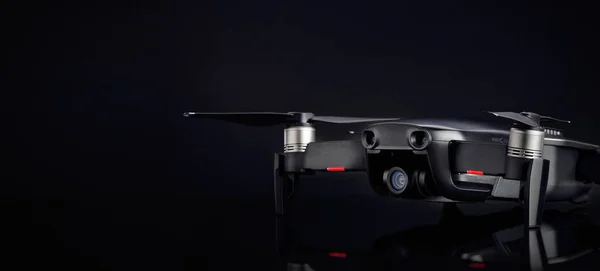 Dji Mavic Air σε μαύρο φόντο. Δημοφιλή συμπαγή quadcopter — Φωτογραφία Αρχείου