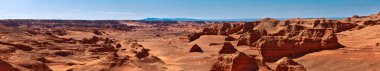 Herman Cav Kanyonu, gün batımında. Güney Gobi, Moğolistan. Herman Tsav Kanyonu. Kızıl Kum Taşı Platosu, Mars manzarası. Pek çok paleontolojik bulgunun yeri. Dinozorlar Mezarlığı.
