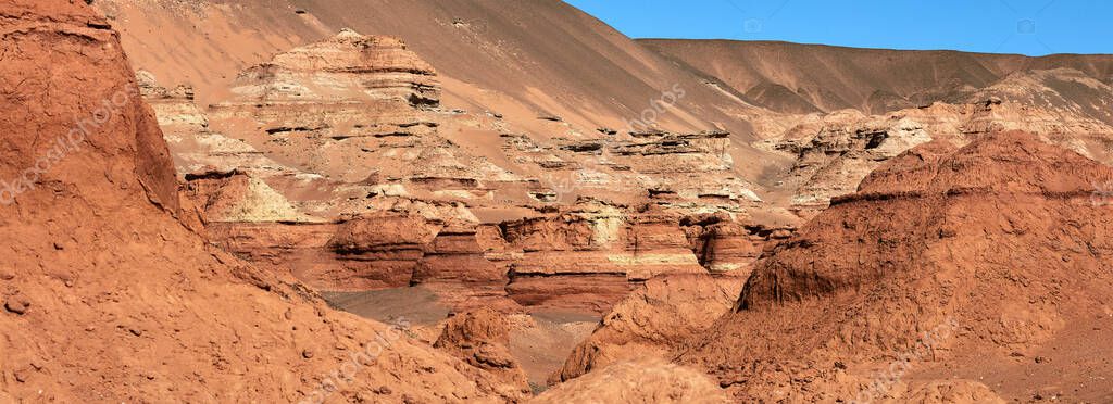 Herman Cav Canyon at sunset. South Gobi, Mongolia. Herman Tsav Canyon. Red Sandstone plateau, Martian landscape. The site of many paleontological finds. Cemetery of dinosaurs. — Stock Image Herman Cav Canyon Sunset South Gobi Mongolia Herman Tsav Canyon Royalty Free Stock Images