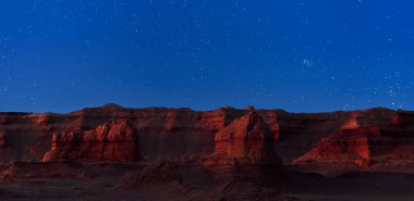 Herman Cav Kanyonu, gece. Güney Gobi, Moğolistan. Herman Tsav Kanyonu. Kızıl Kum Taşı Platosu, Mars manzarası. Pek çok paleontolojik bulgunun yeri. Dinozorlar Mezarlığı.