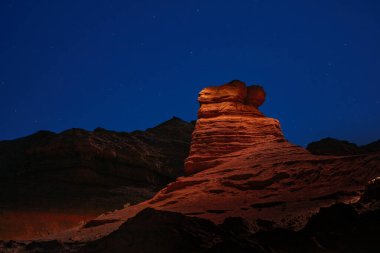 Kum taşı geceleri Herman Cav Kanyonu 'ndaki bir el feneriyle aydınlatılır. Güney Gobi, Moğolistan. Herman Tsav, Mars manzarası ve birçok paleontolojik bulgunun yeri. Dinozorlar Mezarlığı.